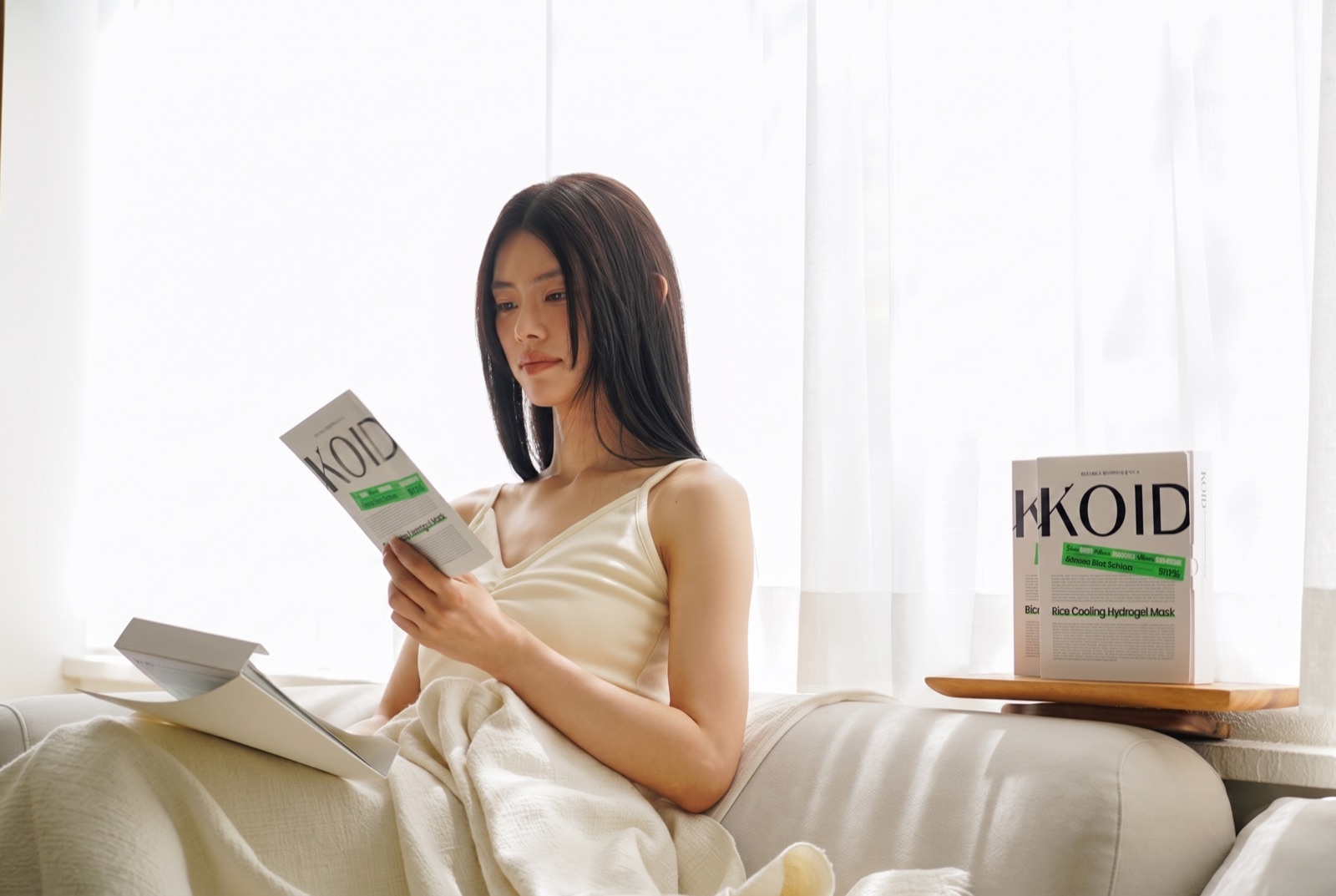 소파에서 코이드 책자를 읽는 편안한 모습