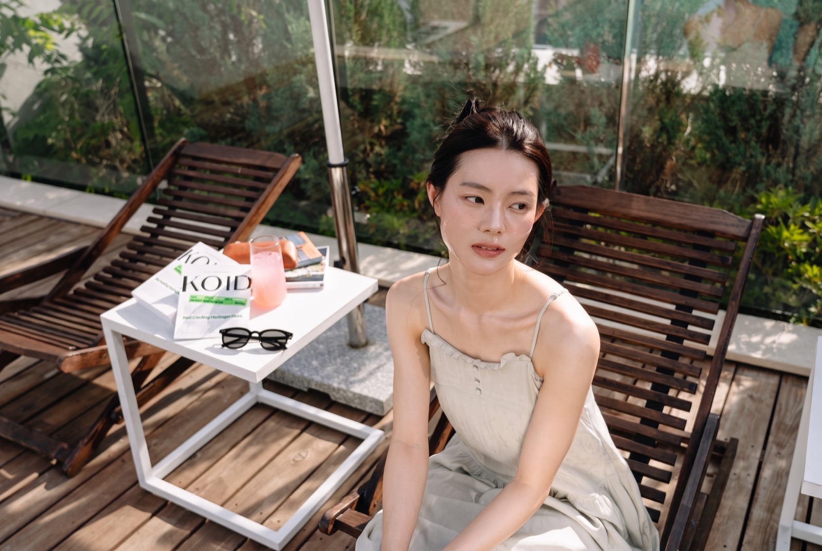 테라스 테이블 위 코이드 제품과 소품이 놓인 구도